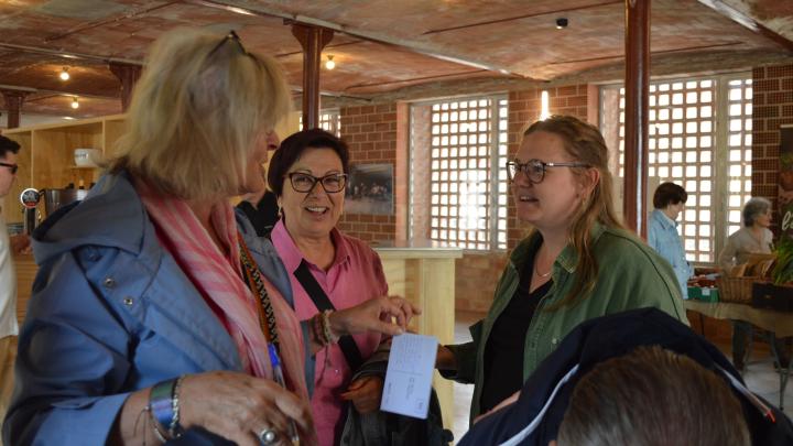 persones parlant dins del vapor